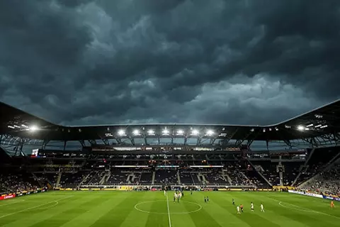 بسبب سوء الأحوال الجوية.. توقف مباراة باتشوكا أمام ريد بول سالزبورج (صور)